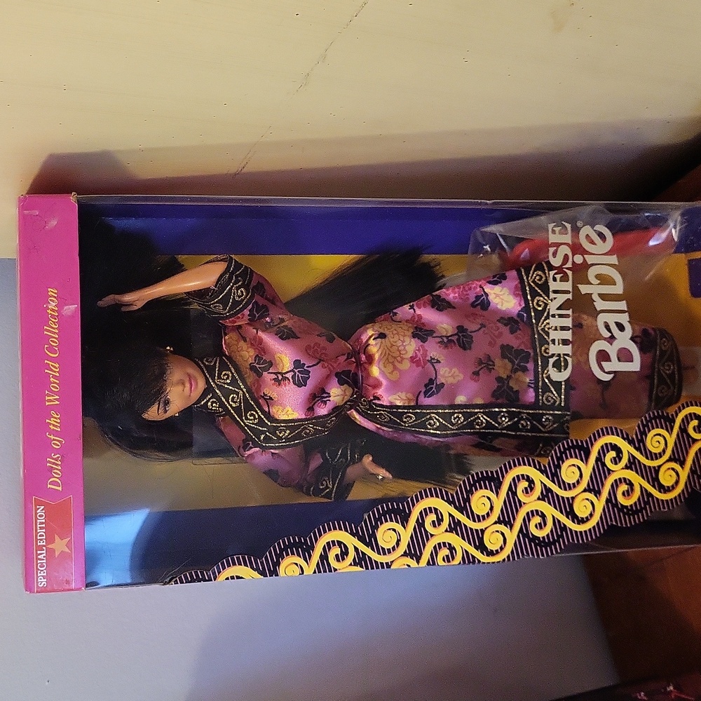 Vintage 1993 Chinese Barbie collectible